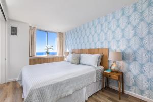 Giường trong phòng chung tại Ilikai Collection 12 Corner Oceanfront Condo with amazing views