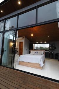 Ένα ή περισσότερα κρεβάτια σε δωμάτιο στο Sua Casa - Nos Canyons +16 φωτογραφίες