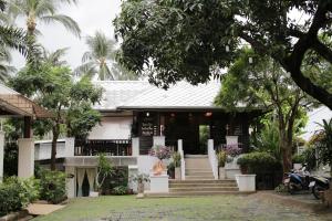 a house with palm trees in front of it at Lamai Buri Resort in Lamai