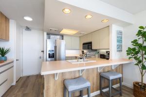 Nhà bếp/bếp nhỏ tại Ilikai Collection 12 Corner Oceanfront Condo with amazing views +12 ảnh