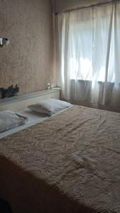 - une chambre avec un grand lit et une fenêtre dans l'établissement Pousada Canto da Praia, à São Pedro da Aldeia