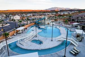 una foto di una grande piscina in un resort di Red Rock Retreat a Washington