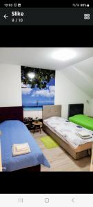 - une chambre avec un lit et une vue sur l'océan dans l'établissement Apartman Ananas Banja Luka centar bolnica besplatan parking, à Banja Luka