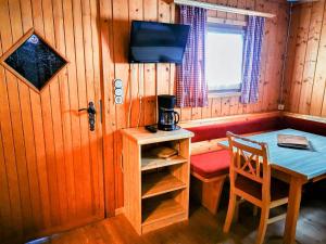 Zimmer mit einem Tisch, einem Stuhl und einem TV in der Unterkunft Holiday home in Gaal im Murtal in a beautiful setting in Pirkach