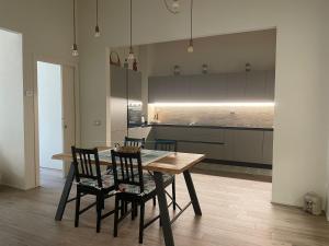- une cuisine avec une table et des chaises en bois dans la chambre dans l'établissement Appartamento in centro storico., à Camaiore