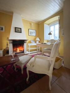 阿爾科廷的住宿－Charming Countryside Home with Fireplace & Patio，客厅设有壁炉、桌子和椅子