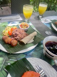 een tafel met een bord voedsel op een bananenblad bij Ukinca B&B in Uvita