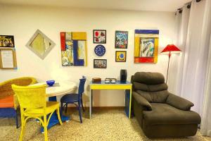 a living room with a table and a chair at Apto no condomínio Life Resort 5 min/Esplanada dos Ministérios in Brasilia