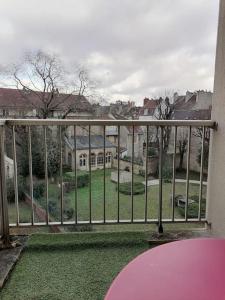 a balcony with a view of a yard at Le Tivoli - Balcon Vue jardin in Dijon