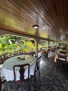 uma sala de jantar com mesa e cadeiras em Brillasol Airport Hotel em Alajuela