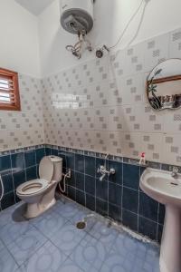 Ett badrum på HomeSlice Hangout