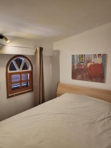 Postel nebo postele na pokoji v ubytování Sunflower maisonette with attic
