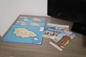 ŻurrieqにあるHome away from Homeの二冊の本と統一王国地図
