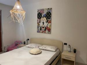um quarto com uma cama com um quadro na parede em Residenza Brancadoria em Valledoria