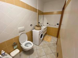 uma pequena casa de banho com WC e lavatório em Residenza Brancadoria em Valledoria