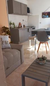 uma sala de estar com um sofá e uma mesa em Zona del Vea em Villa María
