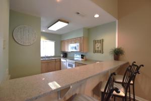 een grote keuken met een groot aanrecht bij 2 Bedrooms at Brigantine Quarters num232 in Hilton Head Island