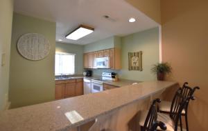 een keuken met een groot aanrecht in een kamer bij 2 Bedrooms at Brigantine Quarters num232 in Hilton Head Island