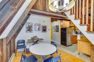eine Küche und ein Esszimmer mit einem Tisch und Stühlen in der Unterkunft A-Frame Cabin in Becket Deck and Private Acreage! in Becket