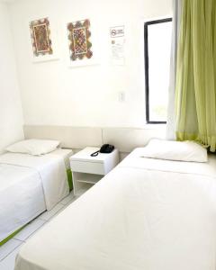 馬塞約的住宿－馬塞約海濱賓館，客房设有两张床和窗户。