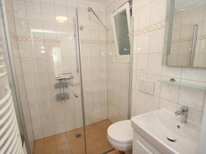Koupelna v ubytování Charmantes Ferienhaus mit Kamin in Lintig + 23 fotografií