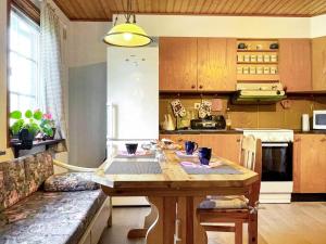uma cozinha com uma mesa de madeira num quarto em Holiday home BENGTSFORS VI em Bengtsfors