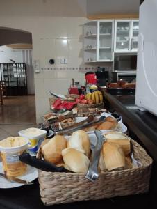 una cocina con cestas de comida en una barra en POUSADA ELMIRA´S BELA VISTA, en Ouro Branco