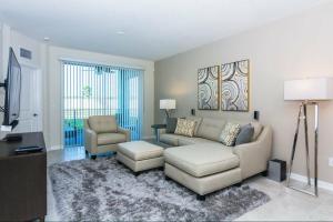 sala de estar con sofá y silla en Dream Apartment at Storey Lake SL47311 en Kissimmee