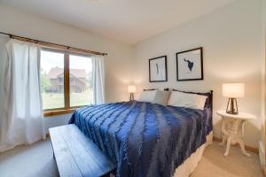 En eller flere senge i et værelse på Modern Bellaire Condo Pool Access, Near Skiing!