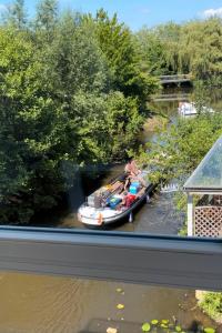 a boat in a river with people on it at Ferienwohnung Stadtgracht in Nordhorn