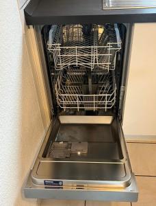 a dishwasher with its door open in a room at Ferienwohnung Stadtgracht in Nordhorn