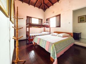 Un dormitorio con dos literas en una habitación. en Casa com churrasqueira e piscina em Itanhaem, en Itanhaém