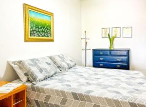 1 dormitorio con 1 cama y vestidor azul en Casa com churrasqueira e piscina em Itanhaem, en Itanhaém