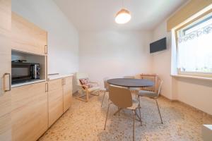 uma cozinha com mesa e cadeiras num quarto em Casa Coletta em Bosco Chiesanuova