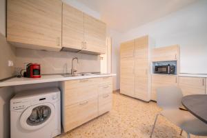 a kitchen with a washing machine and a sink at Casa Coletta in Bosco Chiesanuova