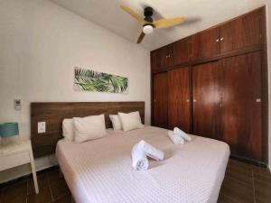 ein Schlafzimmer mit einem Bett mit Handtüchern darauf in der Unterkunft Villa Salada on the Ocean Shore in Caleta de Fuste