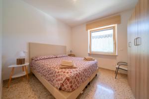 um quarto com uma cama e uma janela em Casa Coletta em Bosco Chiesanuova
