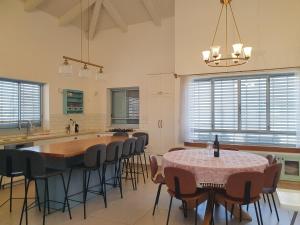 וילה אל מול גלעד في Reẖov: مطبخ مع طاولة وكراسي في مطبخ