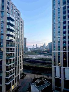 a view of a city with two tall buildings at 2 bed apartment close to station with parking in London
