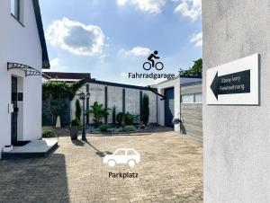 ein weißes Auto, das vor einem Gebäude geparkt ist in der Unterkunft Ebony & Ivory Ferienwohnung in Steinhude + 4 Fotos