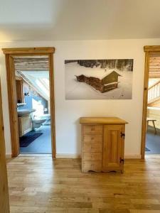 um quarto com um armário de madeira e uma fotografia na parede em Bormio House con vista pista Stelvio em Bormio