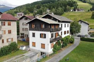 una vista aerea di una casa bianca con una strada di Bormio House con vista pista Stelvio a Bormio