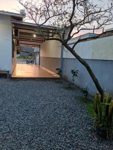 une maison avec une cour et une terrasse en bois dans l'établissement Casa família, à Penha