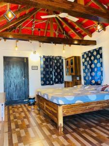 ein Schlafzimmer mit einem großen Bett in einem Zimmer in der Unterkunft Susasya Farm / Private space in Visakhapatnam
