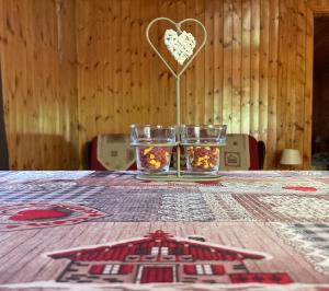 a table with two glasses and a heart on it at B&B Maison Vallomy in Lillianes