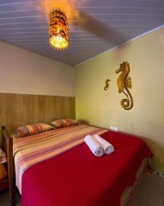 1 dormitorio con 1 cama con un dragón en la pared en AquariusApart, en Morro de São Paulo