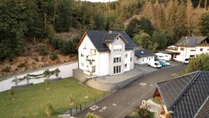 una vista aérea de una casa en un pueblo en 118qm Traumzeit Residences am National Park Birkenfeld - Perfekt für bis zu 4 Personen en Ellweiler