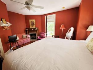 1 dormitorio con 1 cama grande y sala de estar en Briar Rose Room at Camellia Rose Inn Downtown, en Gainesville