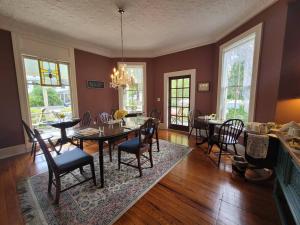 comedor con mesa y sillas en Briar Rose Room at Camellia Rose Inn Downtown, en Gainesville