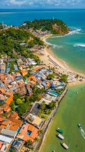 una vista aérea de una playa con casas y barcos en AquariusApart, en Morro de São Paulo